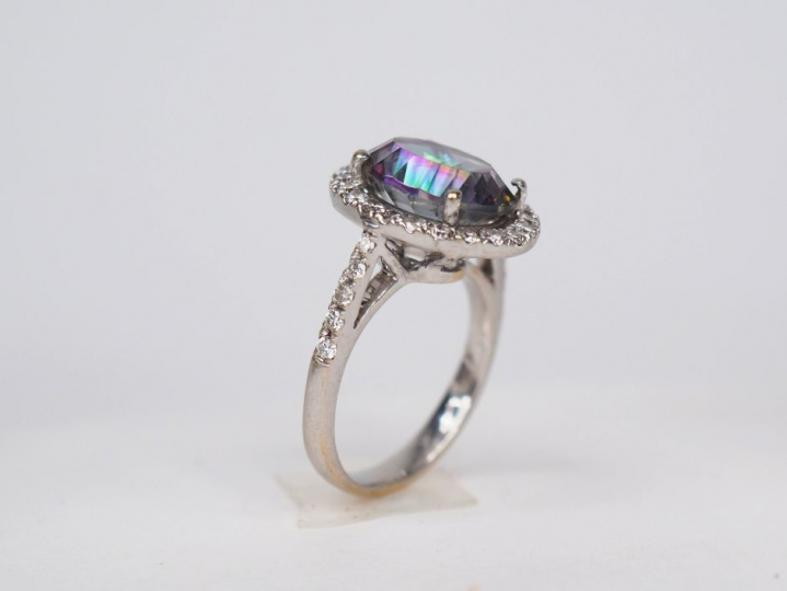 Bague en or blanc sertie en son centre d'une pierre entourée de petits