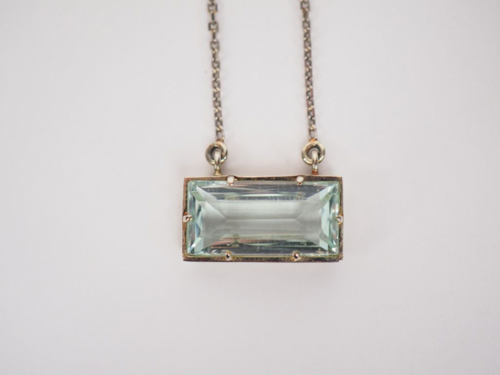 Pendentif or blanc, orné d'une pierre bleue. Poids tel. 5,58 g