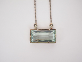 Vente aux enchères Pendentif or blanc, orné d'une pierre bleue. Poids tel. 5,58 g