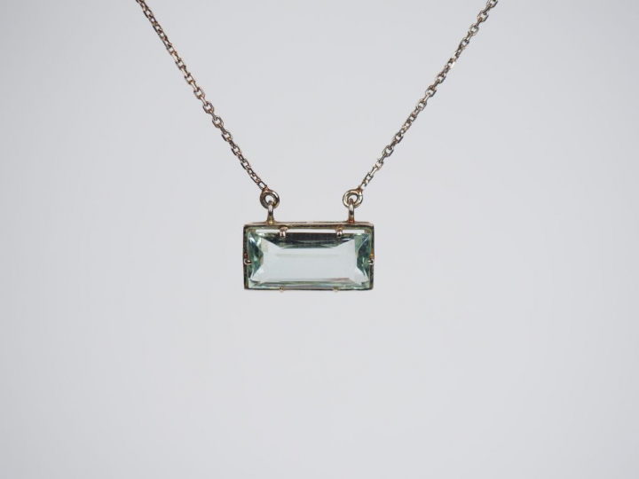 Pendentif or blanc, orné d'une pierre bleue. Poids tel. 5,58 g