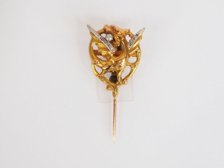 Epingle en or jaune, à décor d'un dragon tenant une perle. Poids tel. 