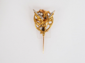 Vente aux enchères Epingle en or jaune, à décor d'un dragon tenant une perle. Poids tel. 