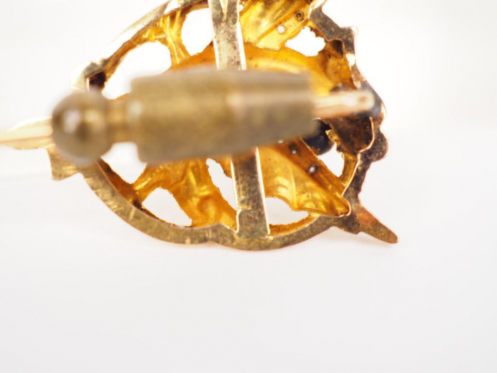 Epingle en or jaune, à décor d'un dragon tenant une perle. Poids tel. 