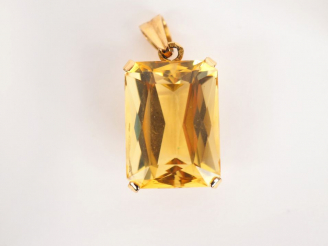 Vente aux enchères Pendentif en or jaune, orné d'un quartz. Poids tel. 9,04 g