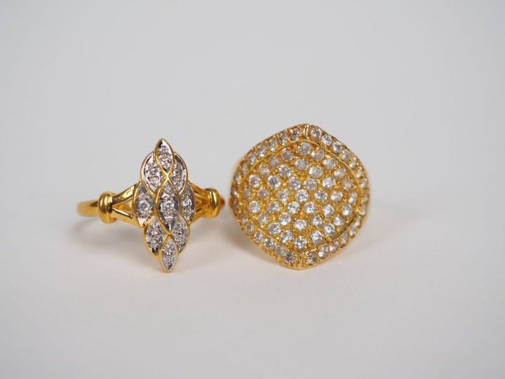 Bague de forme losangique en or jaune et pavage de pierres à l'imitati