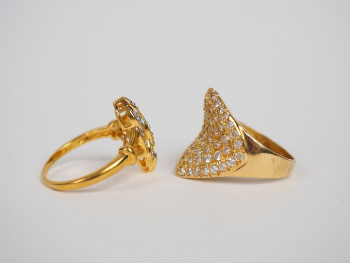 Bague de forme losangique en or jaune et pavage de pierres à l'imitati