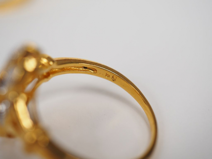 Bague de forme losangique en or jaune et pavage de pierres à l'imitati