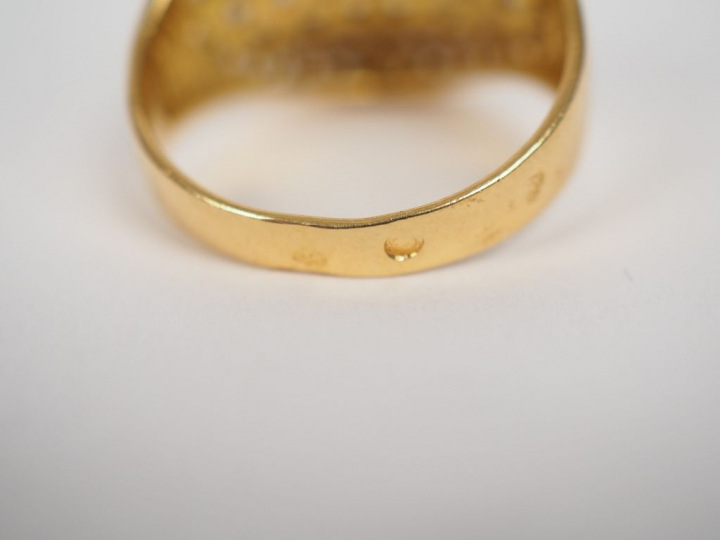 Bague de forme losangique en or jaune et pavage de pierres à l'imitati