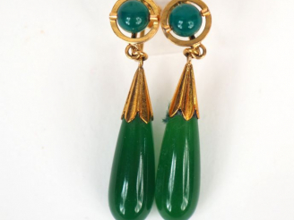 Vente aux enchères Paire de pendants d'oreilles ornée de pierres vertes disposées en gout
