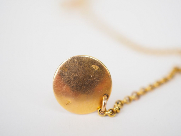 Elément de bijou fait à partir de trois boutons de col en or jaune et 