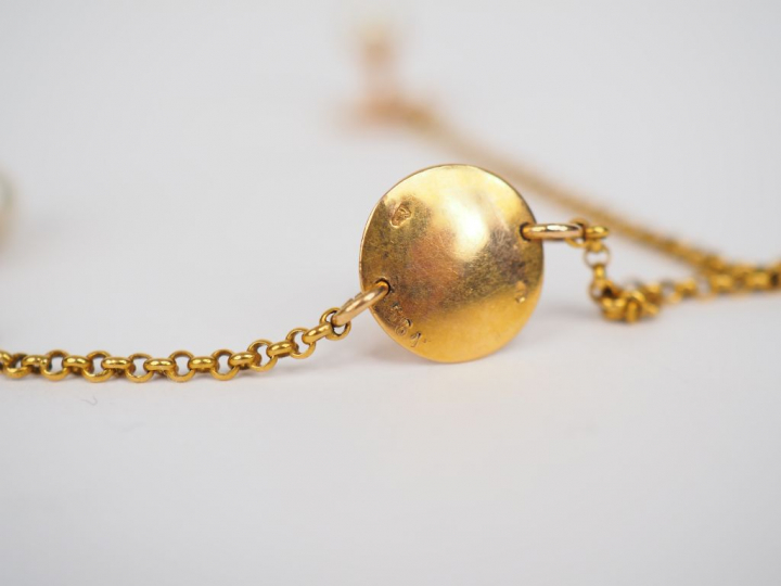 Elément de bijou fait à partir de trois boutons de col en or jaune et 