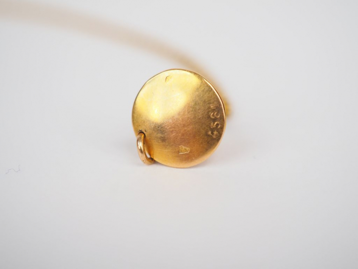 Elément de bijou fait à partir de trois boutons de col en or jaune et 