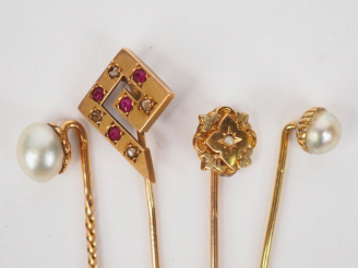 Vente aux enchères Ensemble comprenant :  - deux épingles à cravate en or jaune et perle.