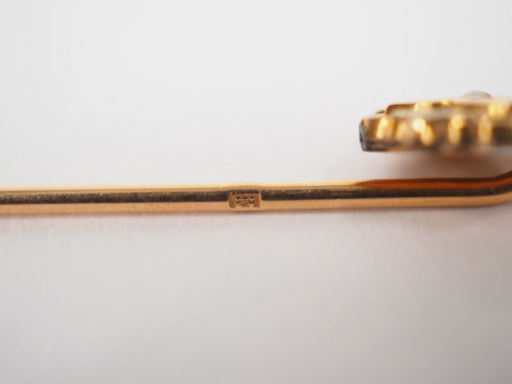 Ensemble comprenant :  - deux épingles à cravate en or jaune et perle.