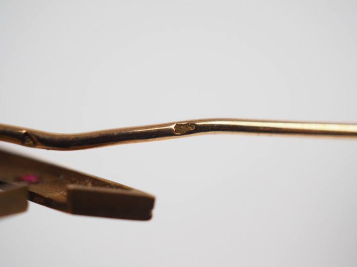 Ensemble comprenant :  - deux épingles à cravate en or jaune et perle.