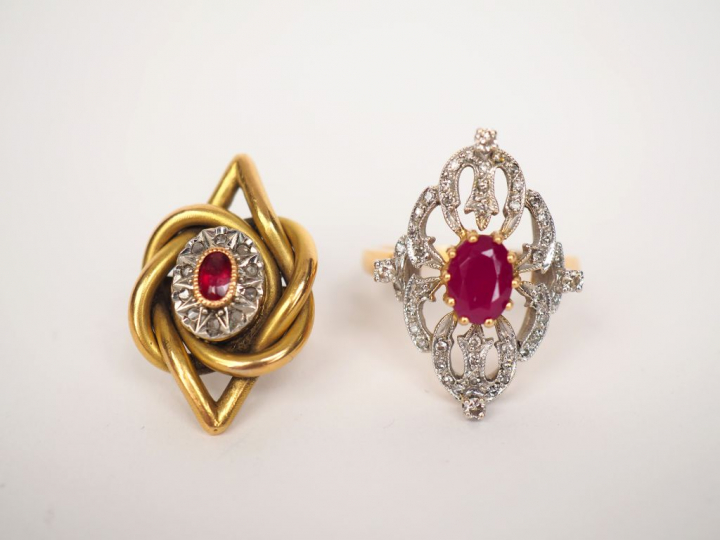 Bouton de manchette en or jaune, orné en son centre d’une marguerite s