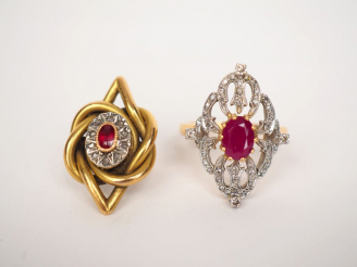 Vente aux enchères Bouton de manchette en or jaune, orné en son centre d’une marguerite s