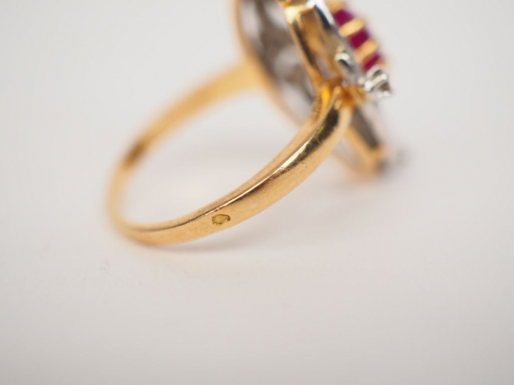 Bouton de manchette en or jaune, orné en son centre d’une marguerite s