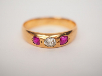 Vente aux enchères Bague en or jaune ornée en son centre d’une rose épaulée de deux pierr