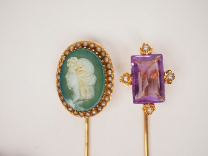 Ensemble comprenant :  - une épingle à cravate en or jaune, ornée d’un