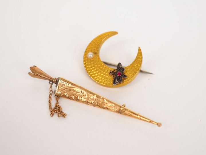 Ensemble comprenant : - une broche en or jaune, pierre de couleur et p