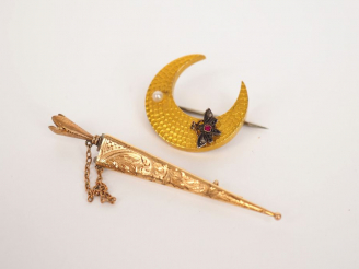 Vente aux enchères Ensemble comprenant : - une broche en or jaune, pierre de couleur et p