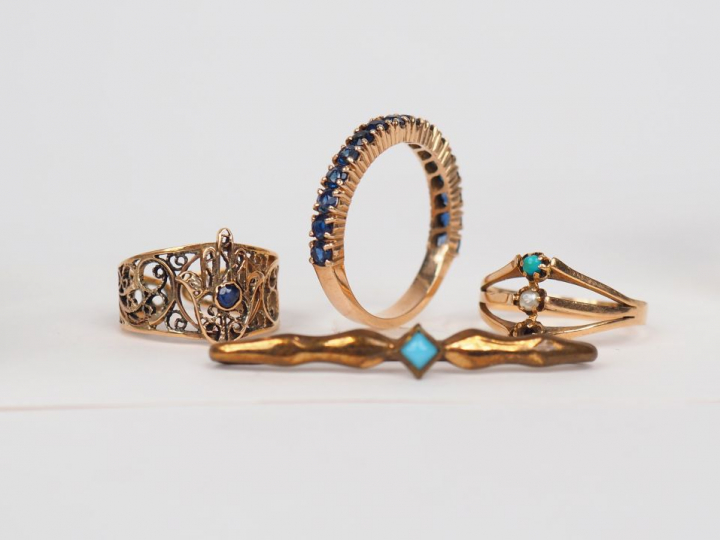 Ensemble comprenant : - un demi alliance américaine en or jaune 9k orn