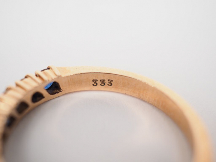 Ensemble comprenant : - un demi alliance américaine en or jaune 9k orn