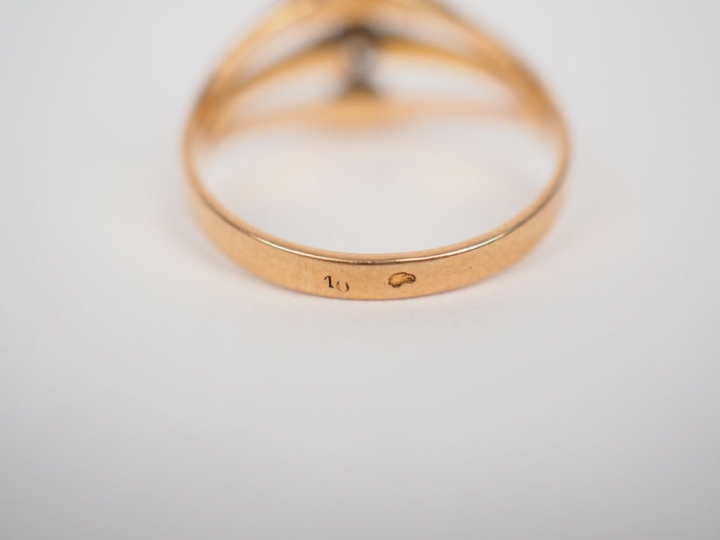 Ensemble comprenant : - un demi alliance américaine en or jaune 9k orn