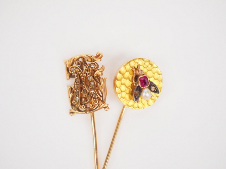 Ensembe comprenant deux épingles à cravate en or, l’une à décor d’une 