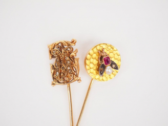 Vente aux enchères Ensembe comprenant deux épingles à cravate en or, l’une à décor d’une 