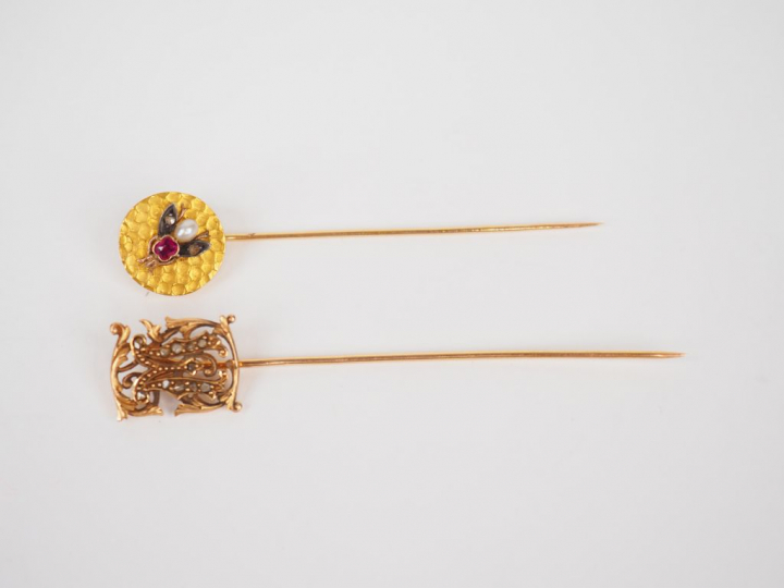 Ensembe comprenant deux épingles à cravate en or, l’une à décor d’une 