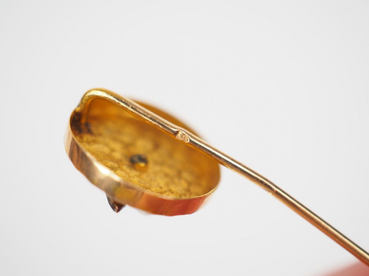 Ensembe comprenant deux épingles à cravate en or, l’une à décor d’une 