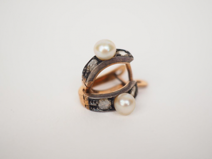 	Paire de boucles d’oreilles en or jaune, ornées d’une perle entourée 