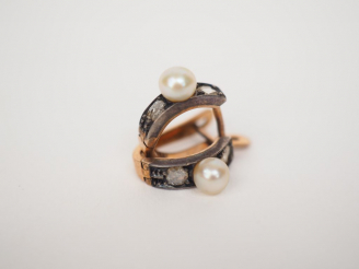 Vente aux enchères 	Paire de boucles d’oreilles en or jaune, ornées d’une perle entourée 