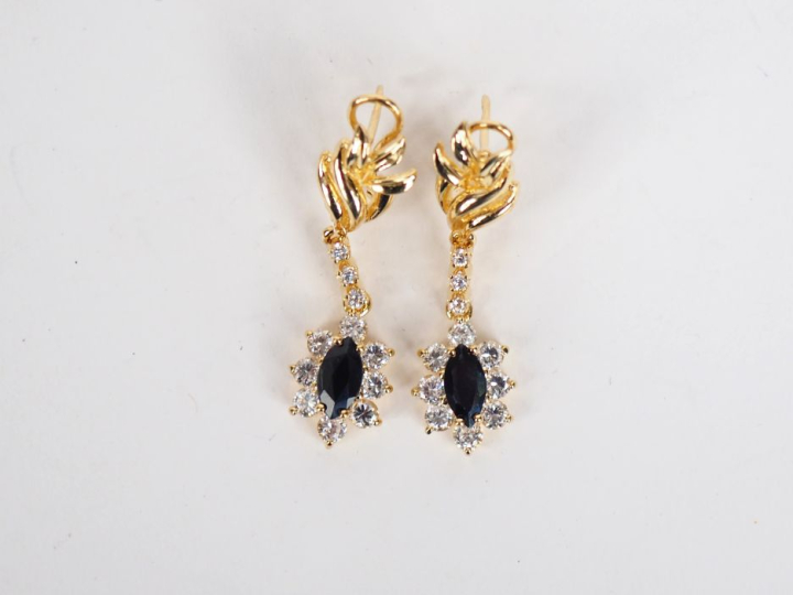 Paire de pendants d’oreilles en or jaune 14K, serties de pierres  fant
