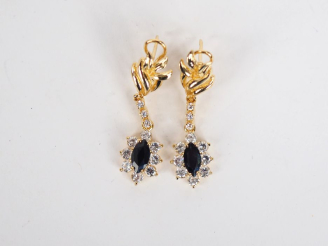 Vente aux enchères Paire de pendants d’oreilles en or jaune 14K, serties de pierres  fant