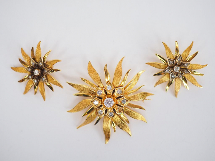 Parure en or jaune 9k et diamants.  Comprenant : une paire de boucles 