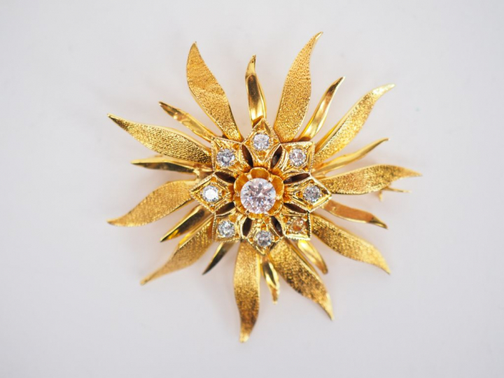 Parure en or jaune 9k et diamants.  Comprenant : une paire de boucles 