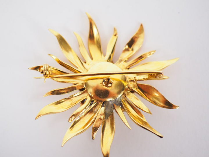 Parure en or jaune 9k et diamants.  Comprenant : une paire de boucles 