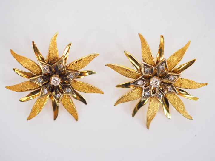 Parure en or jaune 9k et diamants.  Comprenant : une paire de boucles 