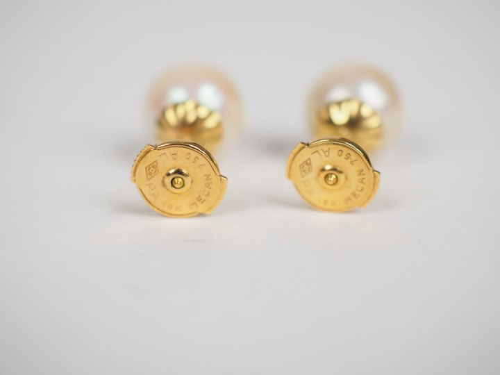 Paire de puces d'oreilles en or, ornées de perles.  Poids tel. 2,7 g