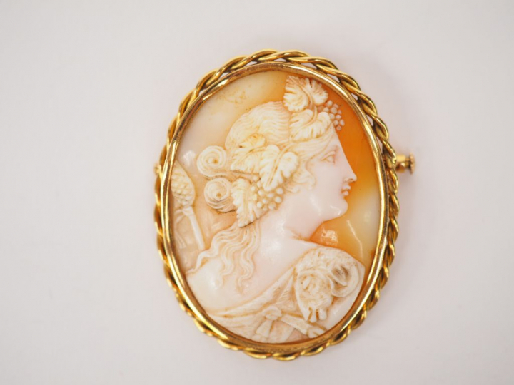 	Broche ornée d’un camée coquille, à décor de profil de femme à l’anti