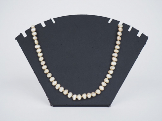 Vente aux enchères Collier de perles baroques.  Fermoir en métal doré, orné en son centre