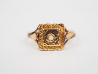 Vente aux enchères Bague carrée en or jaune, ornée en son centre d'une petite perle. TDD.