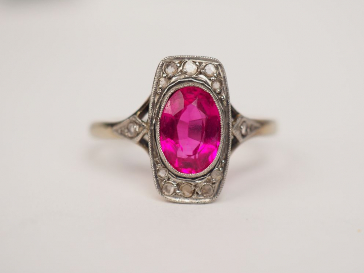 Bague de style Art déco en platine et or blanc, ornée d'une pierre ros