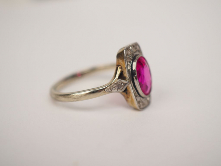 Bague de style Art déco en platine et or blanc, ornée d'une pierre ros