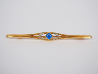 Vente aux enchères Broche barrette en or jaune, ornée en son centre d'une pierre bleue. L