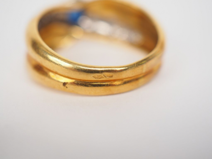 Bague en or jaune, ornée en son centre d'une pierre bleue en cabochon 