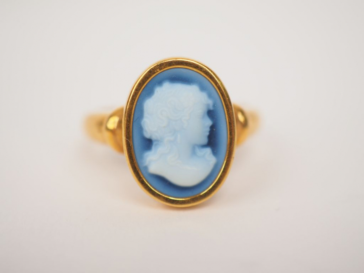 Bague en or jaune, ornée d'un camée figurant une jeune femme de profil